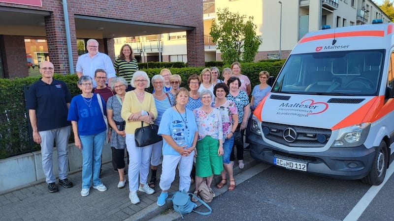 Malteser stellten Mitarbeiterinnen des Ambulanten Hospizdienstes Camino e.V. den „Herzenswunsch Krankenwagen“ vor