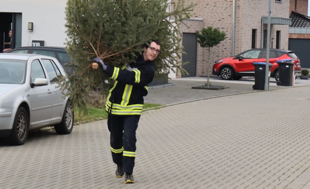 Gelungene Weihnachtsbaumaktion der Jugendfeuerwehr