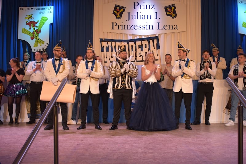 Witsemänn proklamierten Prinz Julian I. und Prinzessin Lena