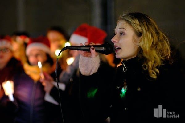 Fröhlich, besinnliches Open-Air Weihnachtssingen an der Alten Molkerei