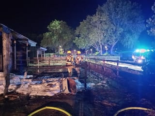 Stallungsbrand bedroht Reithalle