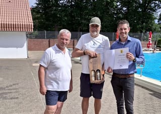 Bürgermeister Willems ehrt Jürgen Backhaus für 25 Jahre ehrenamtliche Tätigkeit im Freibad Gangelt
