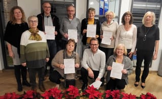 Hospizbegleiterinnen und -begleiter erhalten ihr Zertifikat vom Ambulanten Hospizdienst Camino