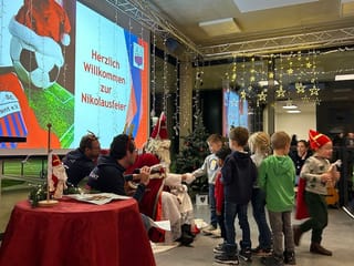Der Nikolaus ist, wie jedes Jahr, wieder zum SCS gekommen…..