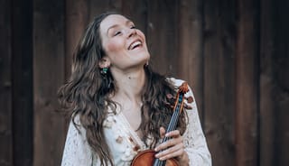 Jördis Tielsch musiziert zwischen den Büchern