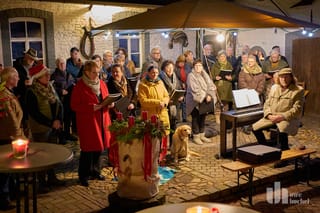 Adventssingen auf dem Hof von Bertha und Ed