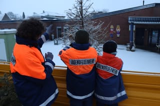 Jugendfeuerwehr Gangelt sammelt Weihnachtsbäume ein