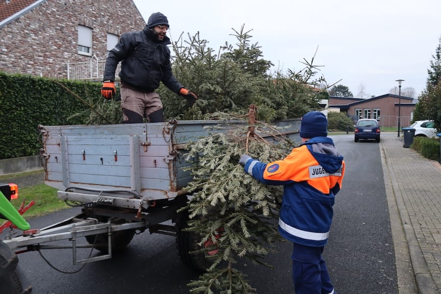 Abholung der Weihnachtsbäume durch die Jugendfeuerwehr
