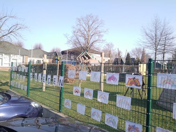 Kindergartenkinder reden über den Frieden