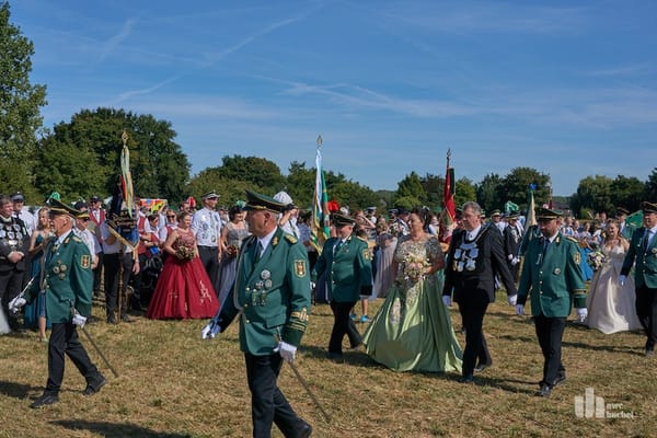 Schöner Festumzug bei brutaler Hitze