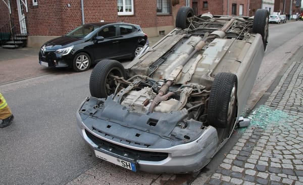 Pkw landet nach Unfall auf Dach