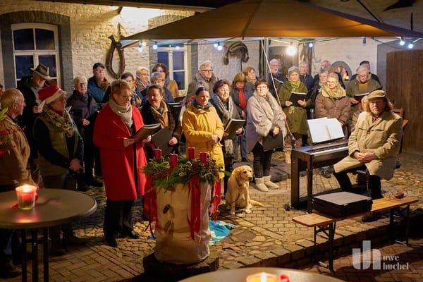 Adventssingen auf dem Hof von Bertha und Ed