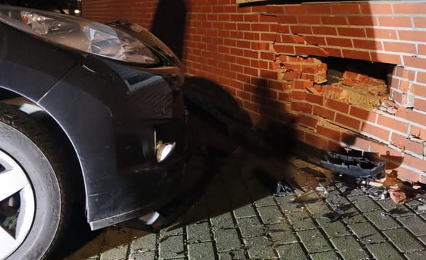 Pkw durchdringt Hauswand