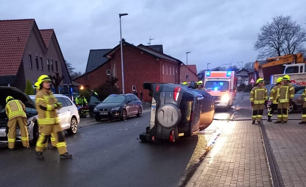 Pkw landet nach Unfall auf Seite
