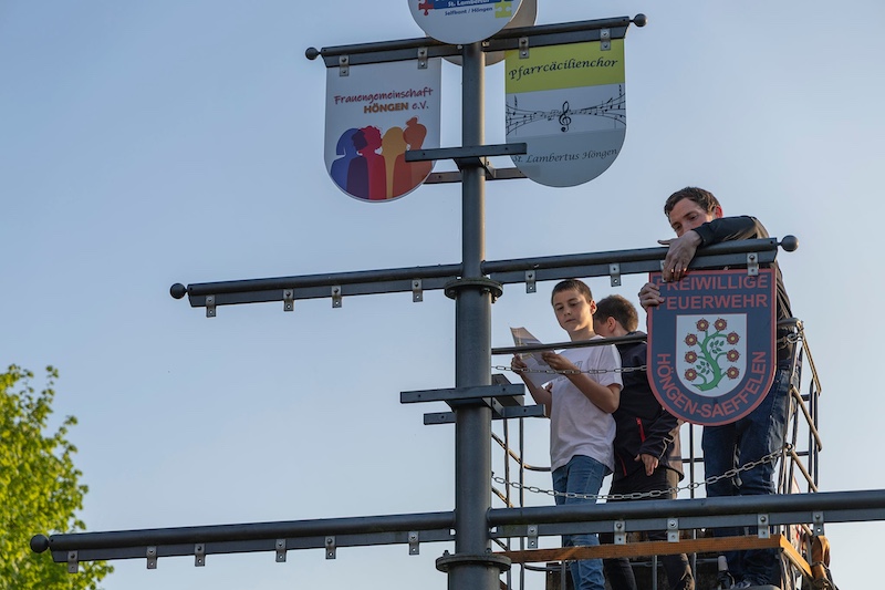 Bilder vom Anbringen der Vereinstafeln am Vereinsbaum in Höngen