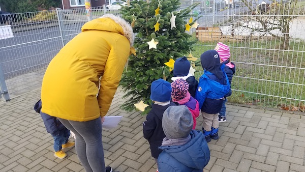 Erlebnisreiche Momente am Weihnachtswunschbaum