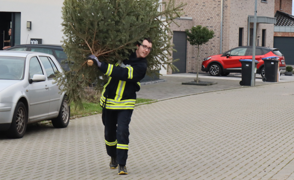 Gelungene Weihnachtsbaumaktion der Jugendfeuerwehr