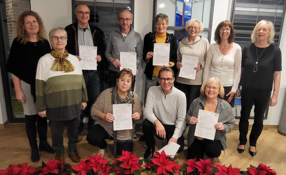 Hospizbegleiterinnen und -begleiter erhalten ihr Zertifikat vom Ambulanten Hospizdienst Camino