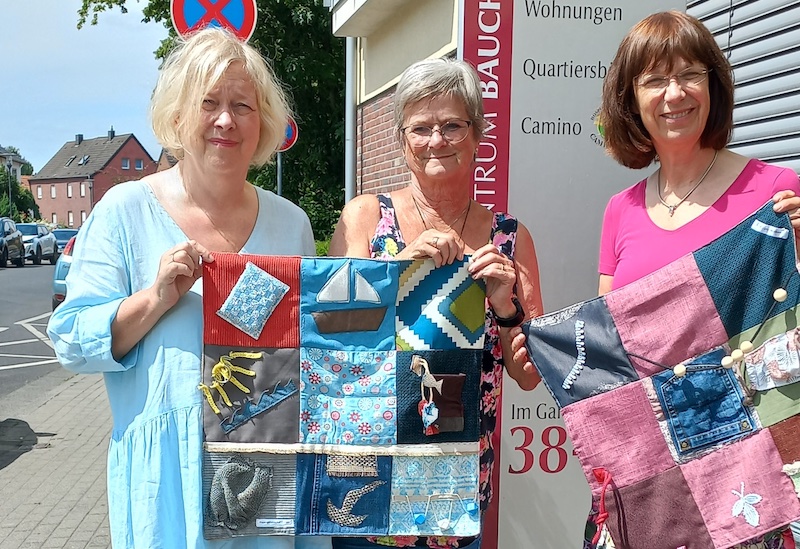 Frauengemeinschaft Gillrath spendet selbst genähte Fühldecken an den Ambulanten Hospizdienst Camino e.V.