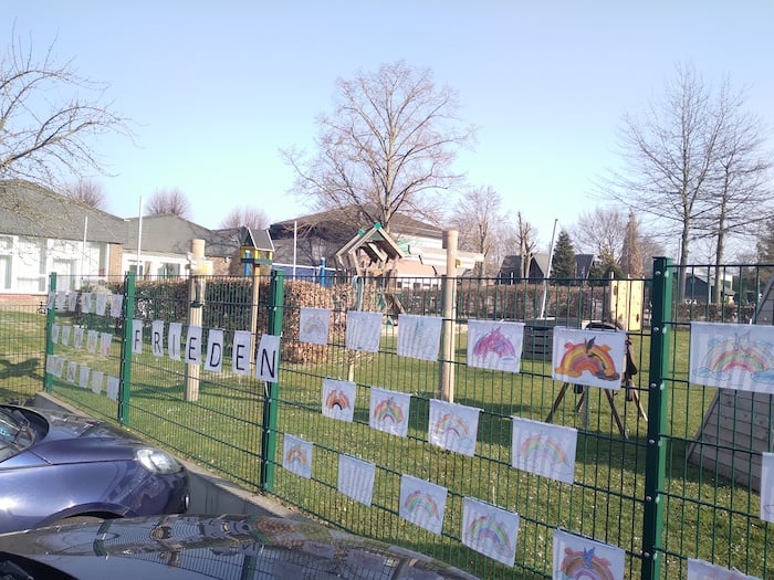 Kindergartenkinder reden über den Frieden