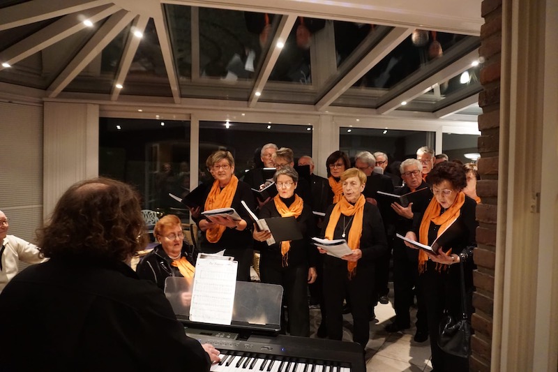 Pfarrcäcilienchor Höngen on Tour bei Fam. Vossen in Höngen