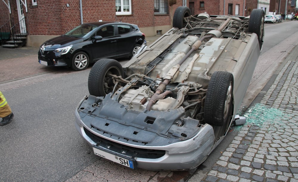 Pkw landet nach Unfall auf Dach