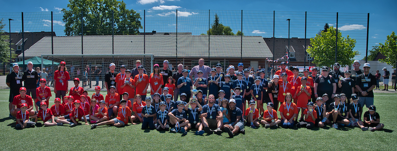 Bernd Jansen ehrt Sieger beim Baaler Baseballcamp