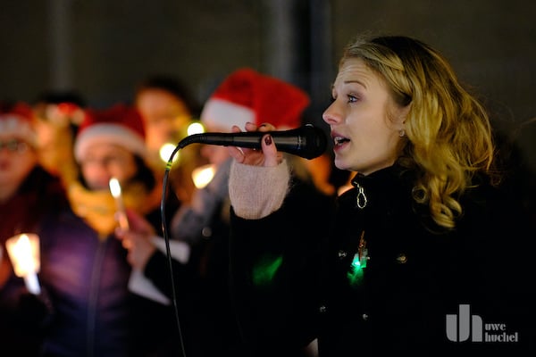 Fröhlich, besinnliches Open-Air Weihnachtssingen an der Alten Molkerei