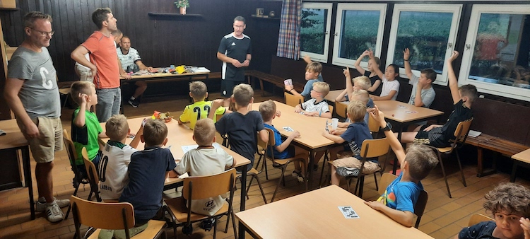 Schnitzeljagd, Nachwanderung und Playbackshow